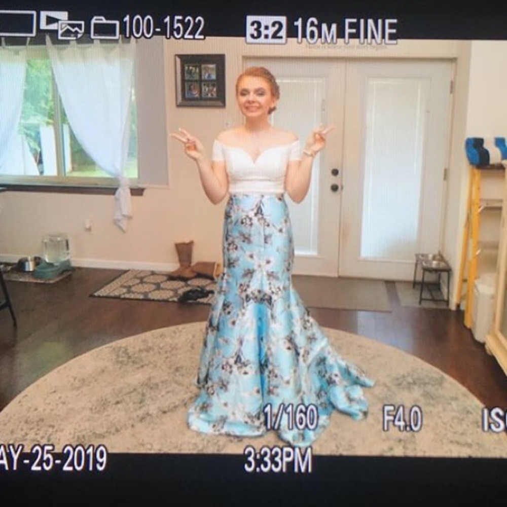PROM DRESS - Picture 3 of 4